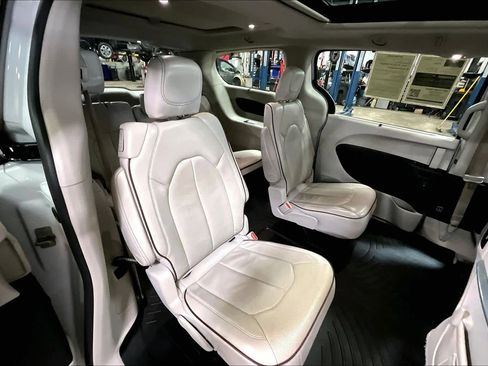 Used 2017 Chrysler Pacifica Limited image 19