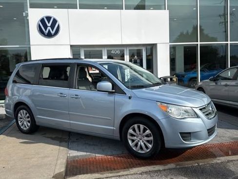 Used 2012 Volkswagen Routan SE FWD image 2