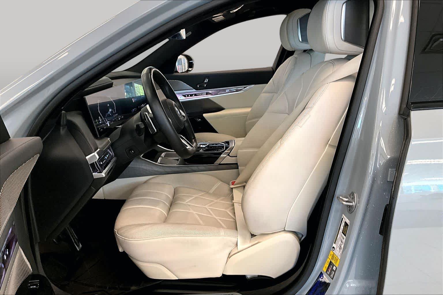 Used 2024 BMW i7 xDrive60 w/ Executive Package AWD/4WD image 7