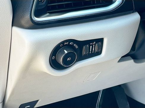 Used 2018 Chrysler Pacifica Touring-L Plus FWD image 10