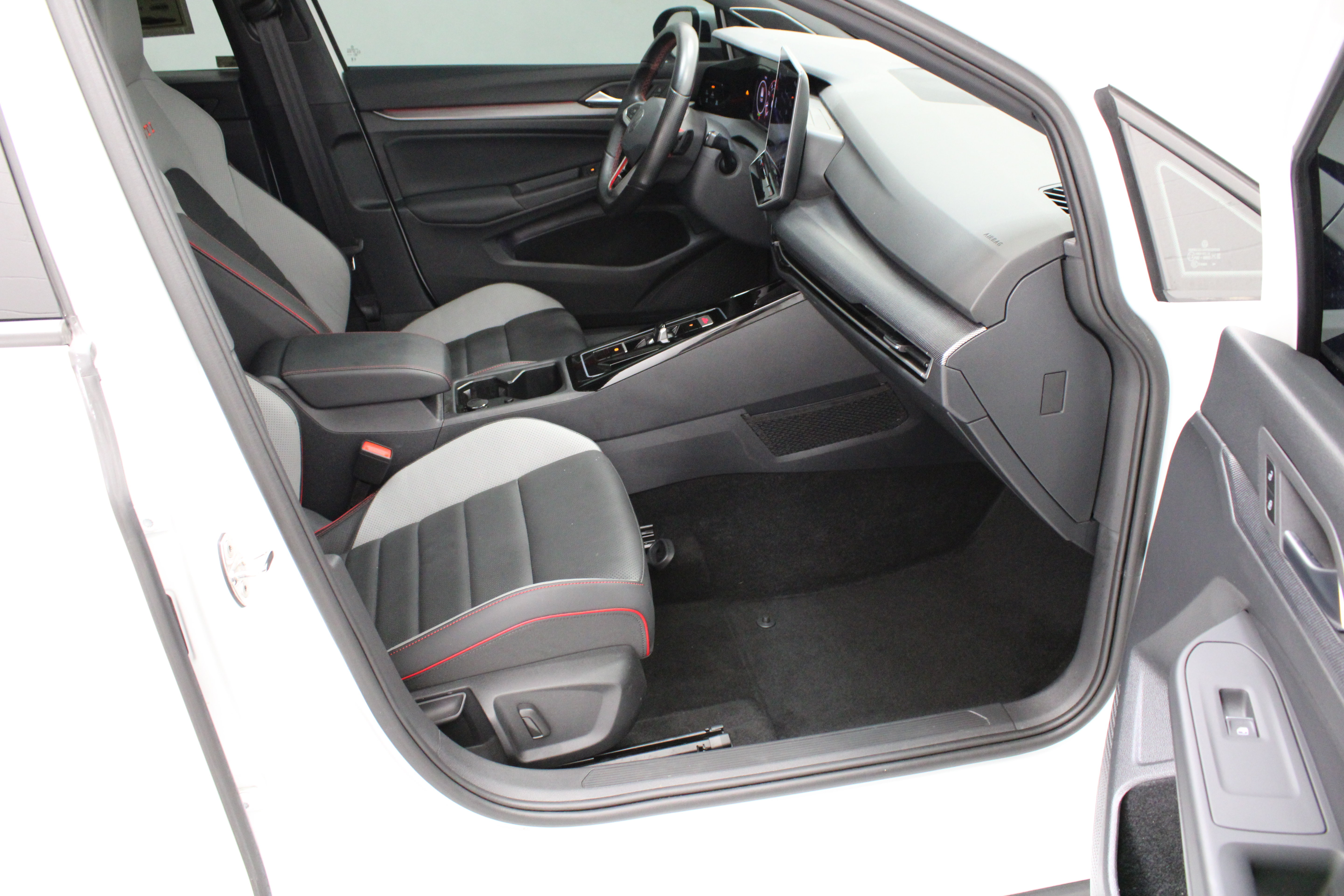 Used 2025 Volkswagen GTI SE FWD image 38