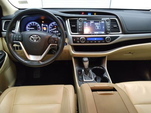 Used 2017 Toyota Highlander XLE image 22