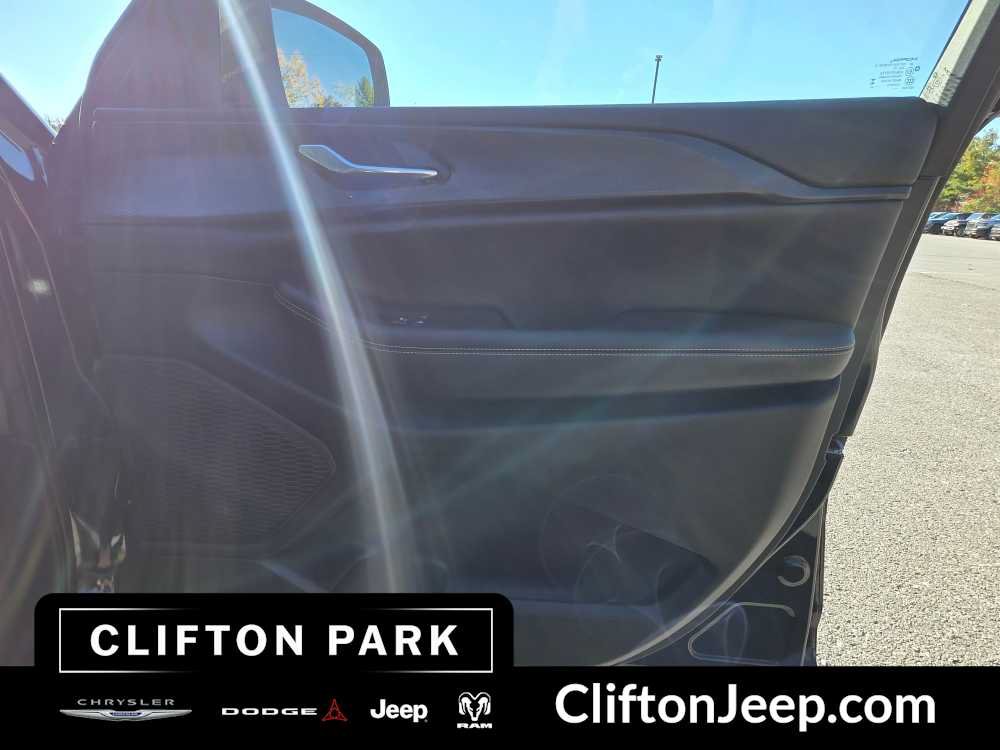 Used 2023 Jeep Grand Cherokee Laredo AWD/4WD image 14
