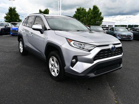 Used 2021 Toyota RAV4 XLE w/ Convenience Package AWD/4WD image 2