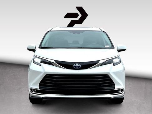Used 2024 Toyota Sienna XLE FWD image 3