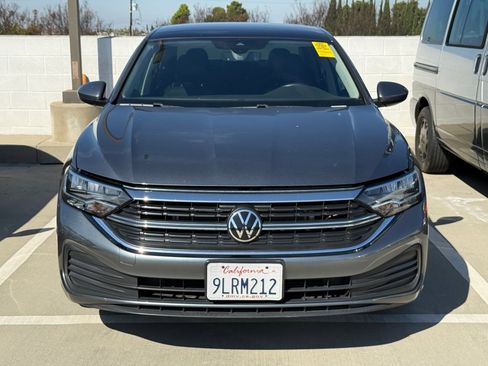 Used 2024 Volkswagen Jetta SE w/ Panoramic Sunroof Package image 2