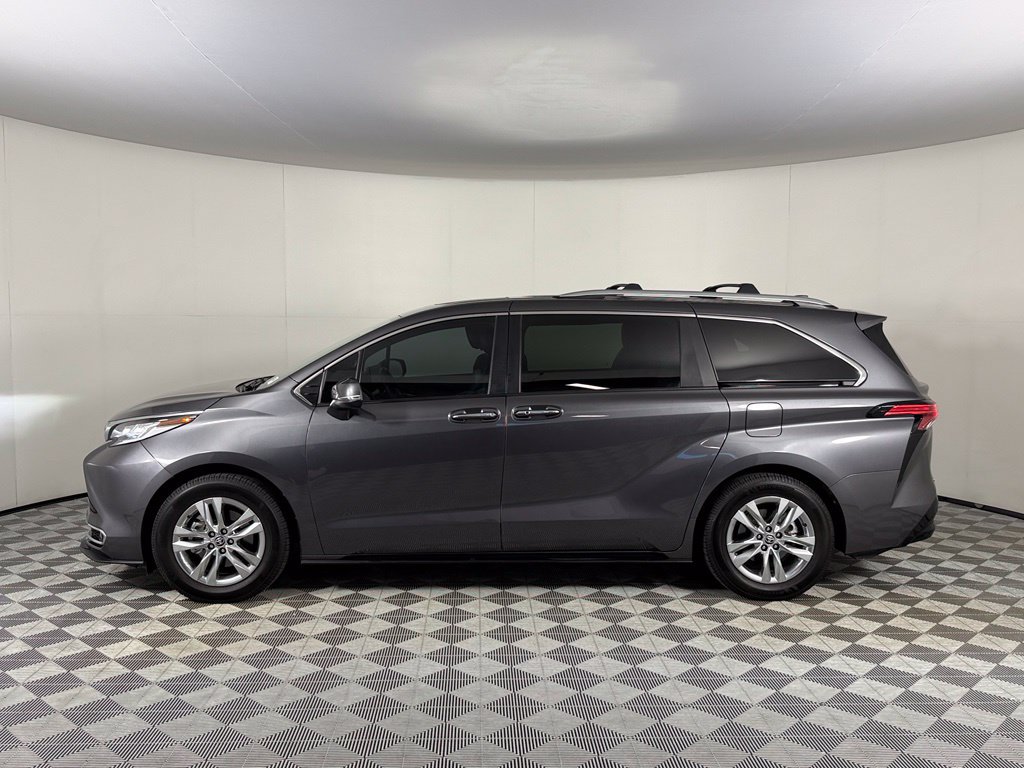 Used 2025 Toyota Sienna Limited FWD image 10