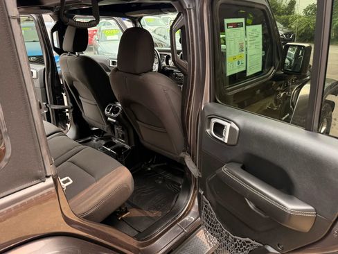 Used 2018 Jeep Wrangler Unlimited Sahara AWD/4WD image 13