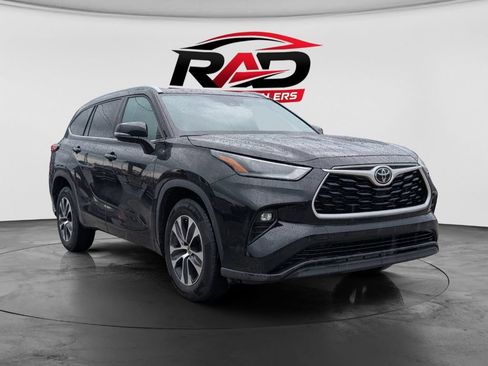 Used 2022 Toyota Highlander XLE FWD image 1