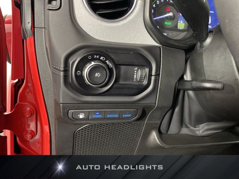 Used 2025 Jeep Wrangler Unlimited Sahara AWD/4WD image 26
