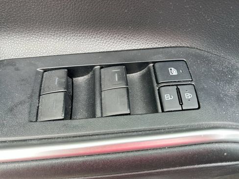 Used 2022 Toyota Highlander L FWD image 4