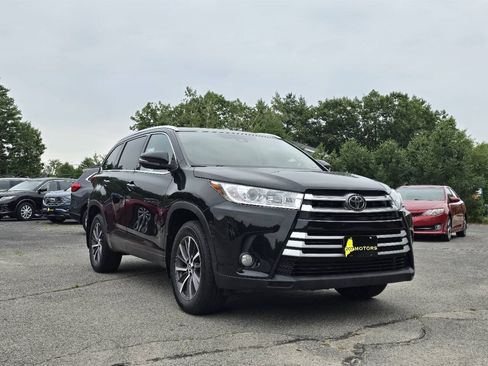 Used 2017 Toyota Highlander XLE w/ Carpet Mat Package AWD/4WD image 2