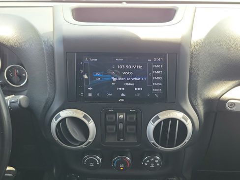 Used 2014 Jeep Wrangler Unlimited Rubicon w/ Connectivity Group AWD/4WD image 13