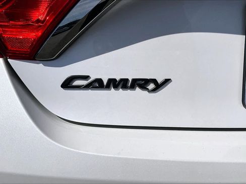 Used 2015 Toyota Camry SE w/ Moonroof Package image 31