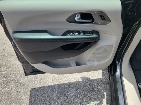 Used 2023 Chrysler Pacifica Touring-L FWD image 21