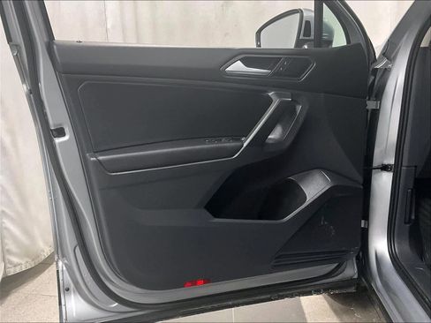 Used 2021 Volkswagen Tiguan SE image 9