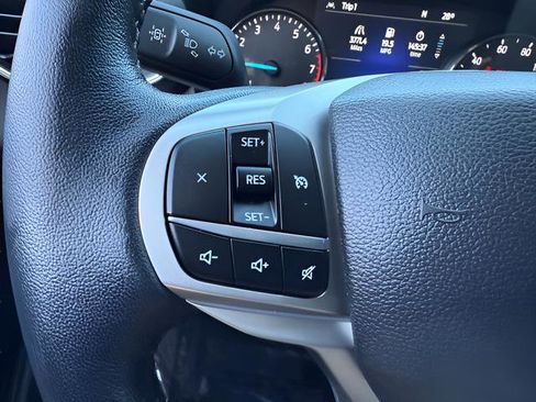 Used 2022 Ford Explorer XLT w/ Equipment Group 202A AWD/4WD image 18