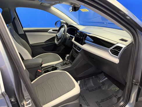 Certified 2025 Volkswagen Taos SE w/ Panoramic Sunroof Package FWD image 24