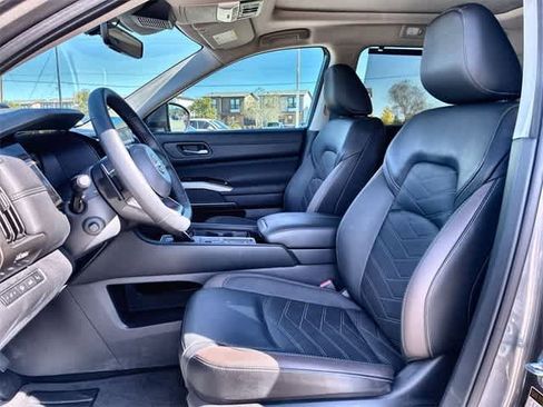 Used 2025 Nissan Pathfinder Platinum w/ Black Appearance Package image 17