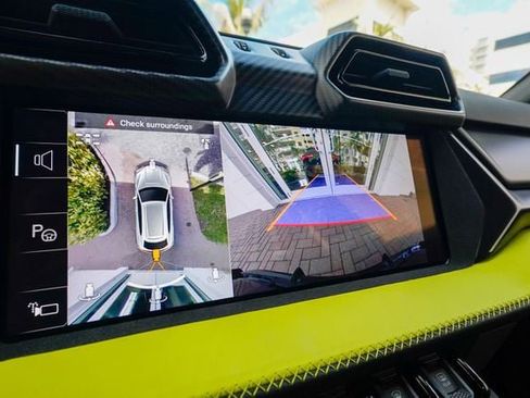 Used 2025 Lamborghini Urus SE image 64