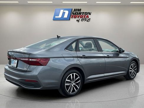 Used 2025 Volkswagen Jetta SE FWD image 5