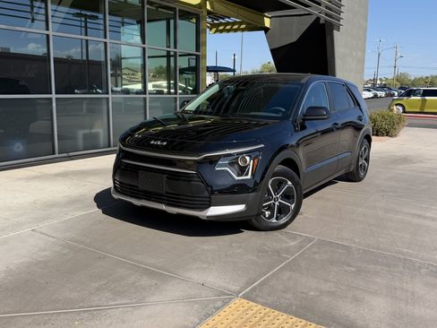 Used 2025 Kia Niro LX FWD image 2