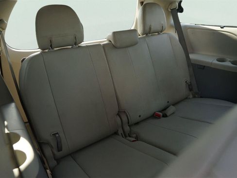 Used 2013 Toyota Sienna XLE FWD image 16