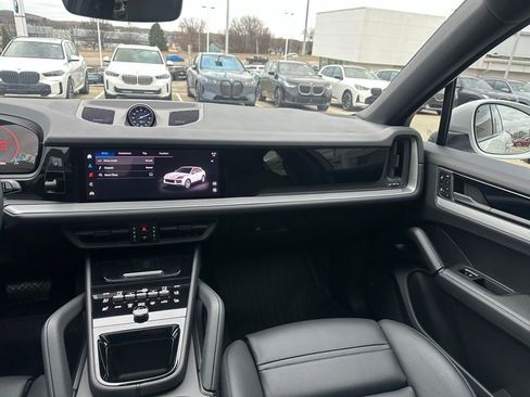 Used 2025 Porsche Cayenne Coupe AWD/4WD image 33