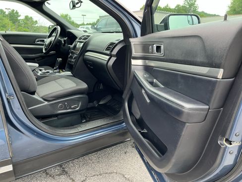 Used 2018 Ford Explorer XLT w/ Equipment Group 201A AWD/4WD image 36