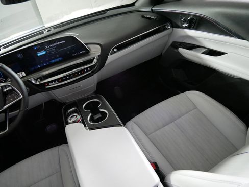 Used 2024 Cadillac Lyriq Luxury image 11