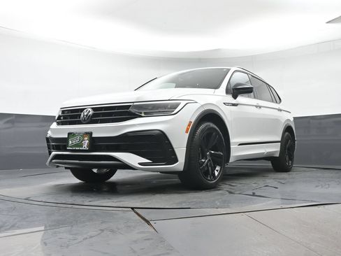 Used 2024 Volkswagen Tiguan SE R-Line FWD image 30