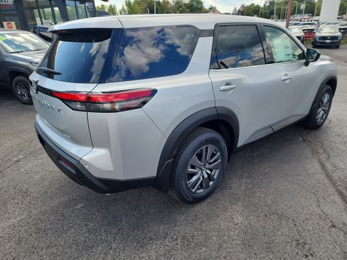 New 2025 Nissan Pathfinder S image 8
