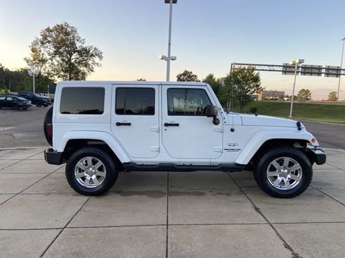 Used 2016 Jeep Wrangler Unlimited Sahara w/ Connectivity Group image 12