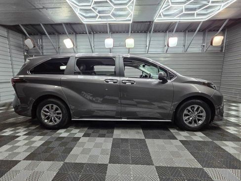 Used 2023 Toyota Sienna XLE FWD image 9