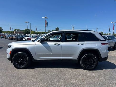 Certified 2025 Jeep Grand Cherokee Laredo X w/ Luxury Tech Group I AWD/4WD image 4