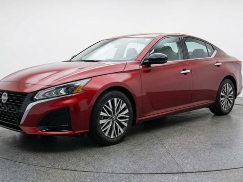 Used 2025 Nissan Altima 2.5 SV FWD image 3