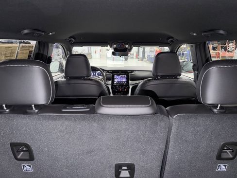 Used 2025 Jeep Grand Cherokee Altitude w/ MOPAR Finishing Package image 9