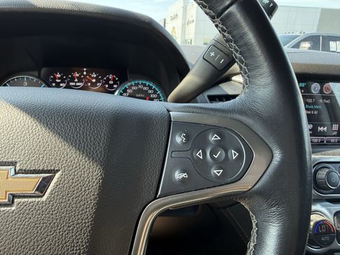 Used 2019 Chevrolet Suburban Premier w/ Premier Plus Edition RWD image 18