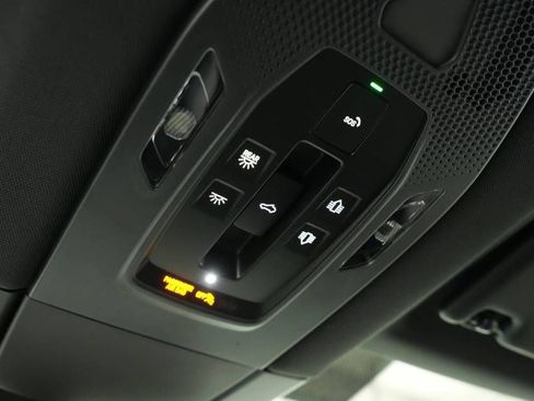 Certified 2025 Porsche Macan Electric RWD image 33