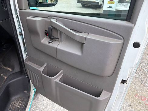 Used 2017 Chevrolet Express 3500 RWD image 15