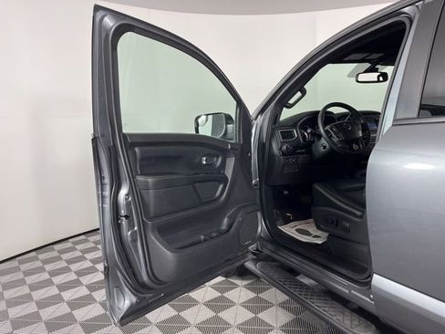 Used 2018 Nissan Titan SL w/ Midnight Edition RWD image 17