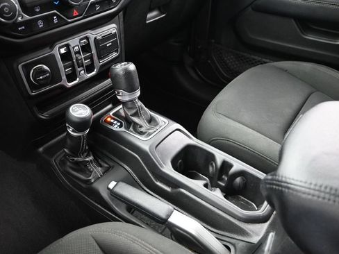 Used 2018 Jeep Wrangler Unlimited Sahara AWD/4WD image 15