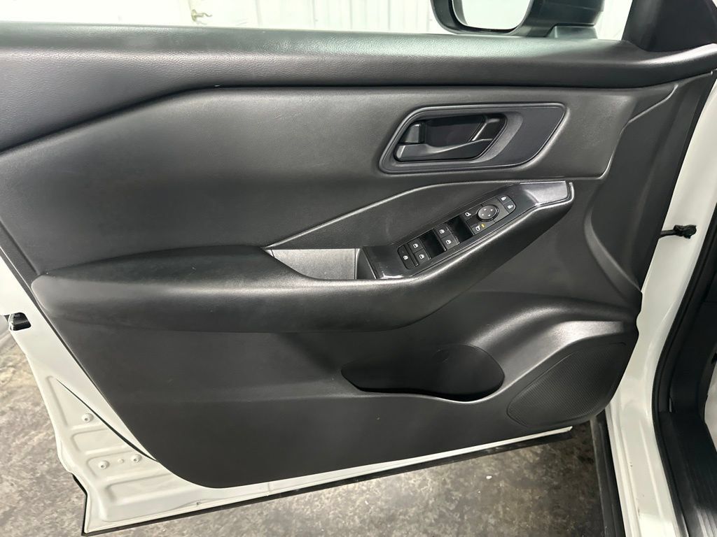 Used 2024 Nissan Rogue S AWD/4WD image 10