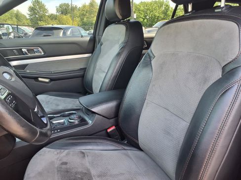 Used 2017 Ford Explorer XLT w/ Equipment Group 202A AWD/4WD image 3