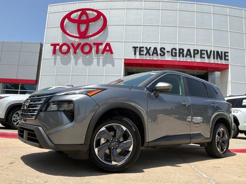 Used 2025 Nissan Rogue SV FWD image 2