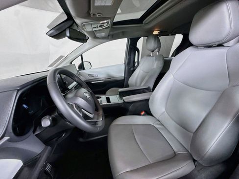 Certified 2026 Toyota Sienna XLE FWD image 3