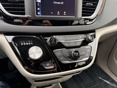 Used 2023 Chrysler Voyager LX FWD image 24