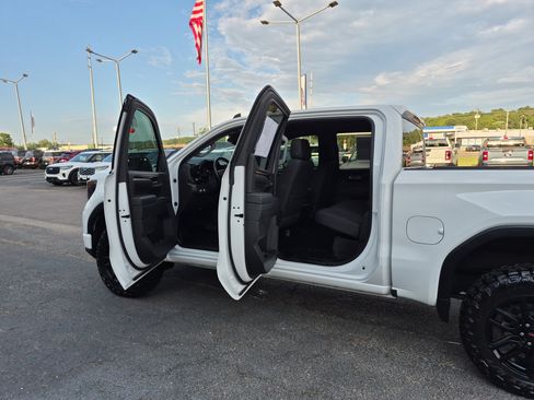 Used 2023 GMC Sierra 1500 Elevation w/ X31 Off-Road Package AWD/4WD image 17
