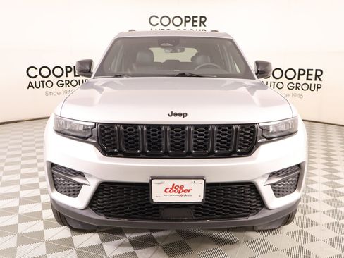 Used 2025 Jeep Grand Cherokee Altitude AWD/4WD image 9