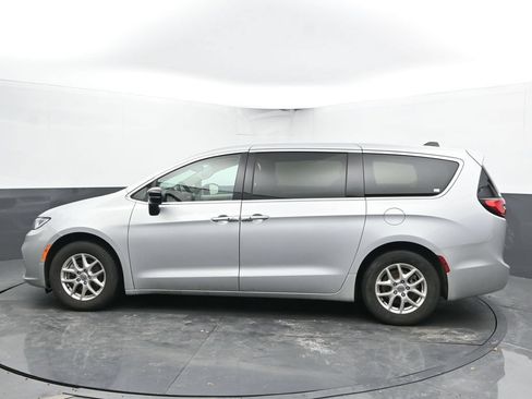 Used 2024 Chrysler Pacifica Touring-L FWD image 7